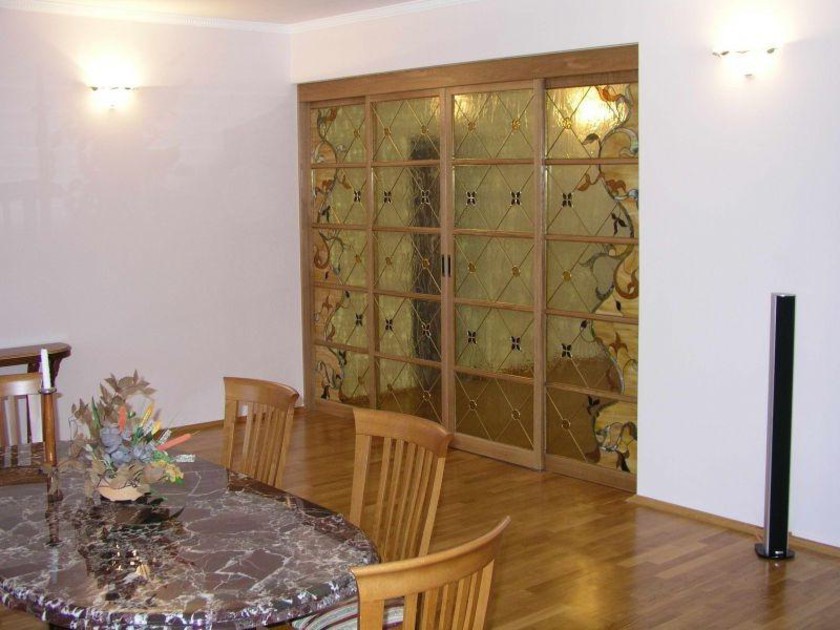 Перегородка для гостиной с цветным стеклом и декоративными вставками Тамбов