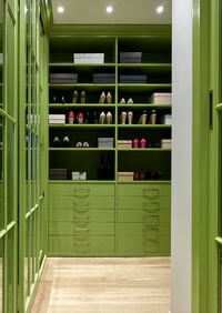 Г-образная гардеробная комната в зеленом цвете Тамбов