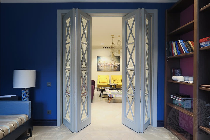 Двери гармошка  для гостиной со стеклами с разделителями Тамбов